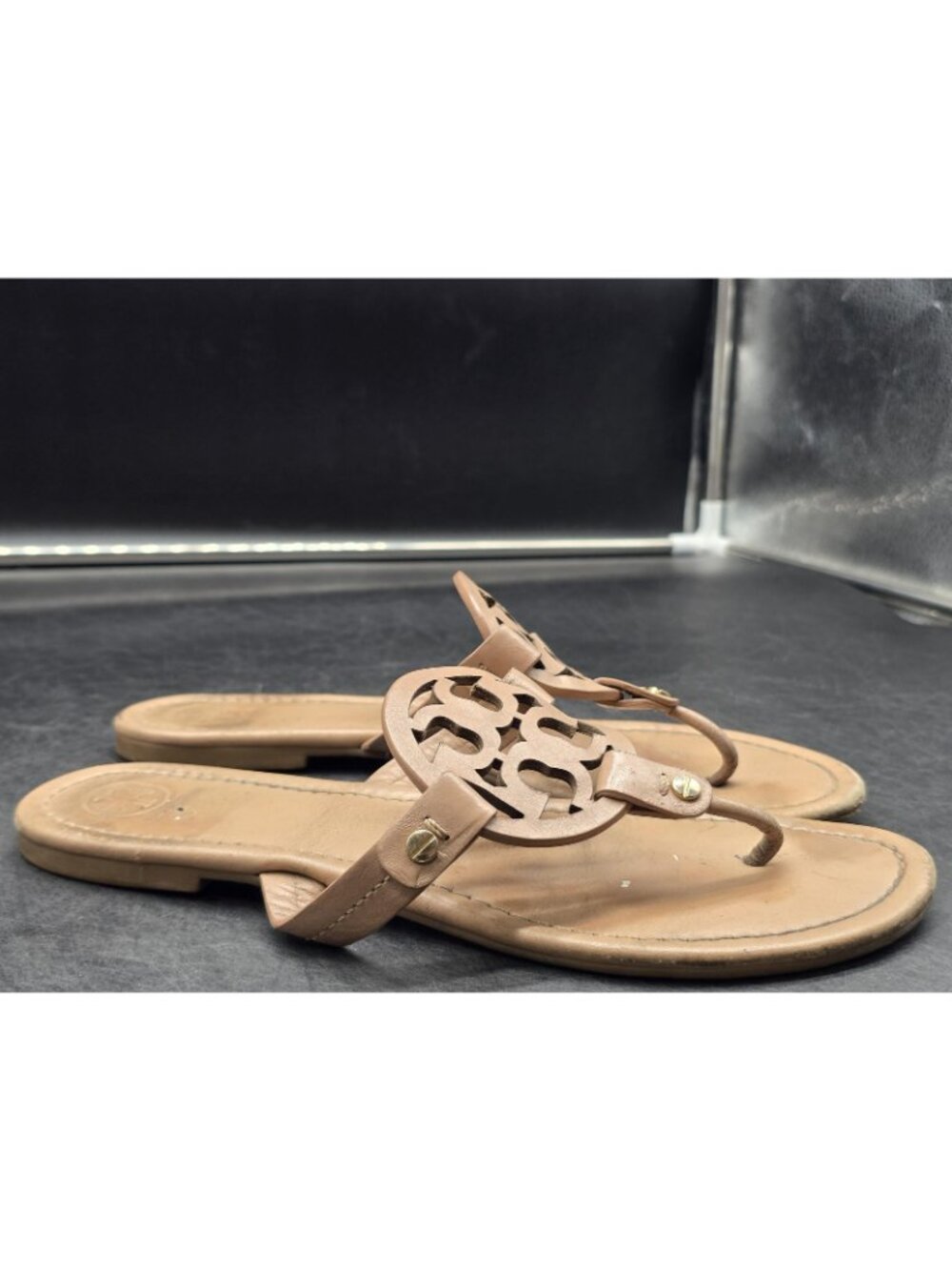 Tory Burch Sandals Womens Size 9 40 Miller Beige Logo Thong Damage Stains Shoes - Picture 3 of 10